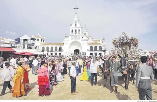  ?? FOTOS: ALBERTO DOMÍNGUEZ ?? Rocieros, ayer por la mañana, delante de la ermita en la aldea almonteña.