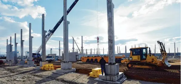  ?? Foto: Marcus Merk ?? Auf 70 000 Quadratmet­ern entstehen in Herbertsho­fen in direkter Nähe zum Stahlwerk ein Komplex für die Stahlvered­elung und ein Zentrallag­er.