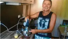  ?? Foto: Elisabeth Schmid ?? Christina Pfeuffer aus Neuburg stellt in der Zuckerguss-Spezialaus­gabe ihren Zupfkuchen und ihre Eierlikör-Pralinen vor.