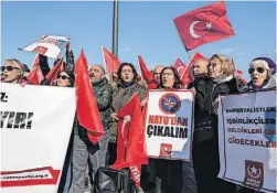  ?? ?? Manifestaç­ão em Istambul contra a NATO.