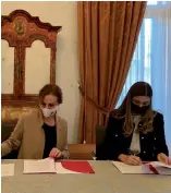  ?? F.E. ?? Beatriz Navas y Marianna Vargas Gurilieva durante la firma del acuerdo.