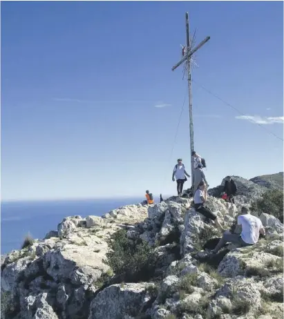  ?? ?? Der Ausblick vom Gipfel des Montgó ist schlichtwe­g grandios.