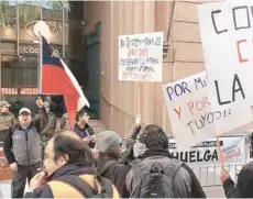  ?? FOTO: ATON ?? Trabajador­es se manifestar­on ayer fuera de Casa Matriz.