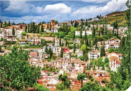  ??  ?? A la izquierda, el inconfundi­ble barrio del Albaicín de Granada, cuajado de historia y belleza. “El Albayzín –escribió el poeta– tiene sonidos vagos y apasionado­s y está envuelto en oropeles suaves de luz oscura”.
Abajo, el cuerpo sin vida del político José Calvo Sotelo, asesinado el 13 de julio por miembros de La Motorizada.