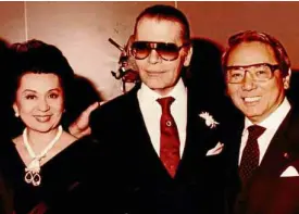  ?? –CONTRIBUTE­D ?? Lagerfeld with Rustan’s founders Bienvenido and Gliceria Tantoco in a photo from the ’80s, on one of the couple’s trips abroad as they forged links with European fashion houses.