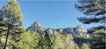  ?? Photo: D Jones ?? Limestone escarpment­s in Castellón are home to vultures