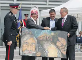  ?? MICHELLE BERG/The StarPhoeni­x ?? The Saskatoon Tribal Council marked the opening of the new Saskatoon Police Service
headquarte­rs at 76 25th Street East with a memorial painting.