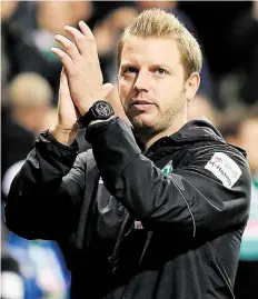  ?? DPA-BILD: JASPERSEN ?? Klatscht seinem Team Applaus: Trainer Florian Kohfeldt hat Werders Hinrunde schon jetzt für „gut“erklärt.