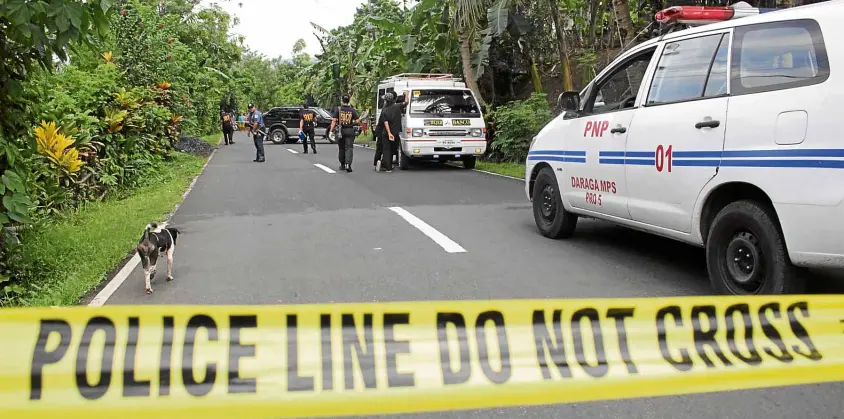  ?? —MICHAEL B. JAUCIAN ?? ANOTHERMED­IA KILLING Hard-hitting radio commentato­r Joey Llana’s vehicle blocks a lane outside his house in Daraga town in Albay after unidentifi­ed gunmen killed him on Friday as he was leaving for work in nearby Legazpi City. Critics of President Duterte decry the “climate of impunity” that encourages the killing not only of journalist­s.