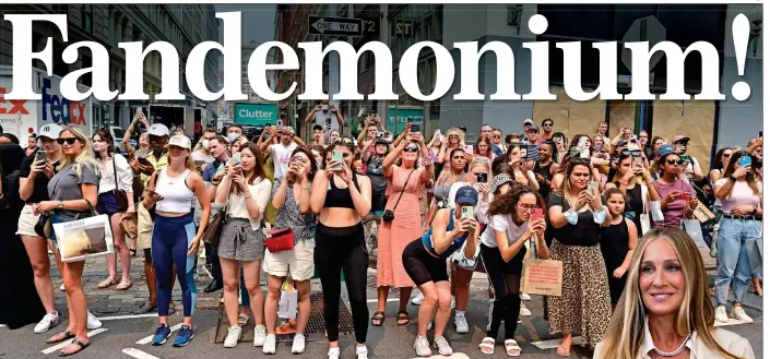  ??  ?? SNAPS AND THE CITY: The crowd of mostly young women gather on a Manhattan street to capture Instagram-ready photos of the stars as they filmed