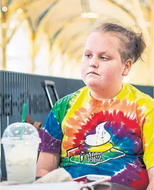  ?? JASON ANDREW PHOTOS THE WASHINGTON POST ?? Kaisy Knott, 13, had thousands of Facebook followers during her 21-month fight against cancer.