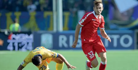  ??  ?? Difensore Norbert Gyomber all’esordio stagionale con la maglia del Bari. Positiva la sua prestazion­e, ma non è bastato per evitare la sconfitta e gli errori della difesa