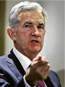  ?? Elise Amendola/Associated Press ?? Presidente do banco central americano, Jerome Powell, em evento com economista­s em Boston