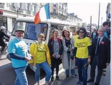  ??  ?? Didier Baichère (à dr.), avec les marcheurs qui tractaient dimanche sur le marché Notre-dame.