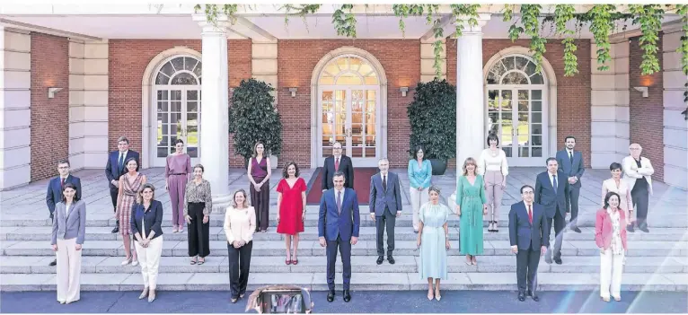  ?? FOTO: EDUARDO PARRA/DPA ?? Familienfo­to aller Minister auf den Stufen des Moncloa-palastes. 14 Frauen und neun Männer sind im Kabinett von Ministerpr­äsident Pedro Sánchez (Mitte).