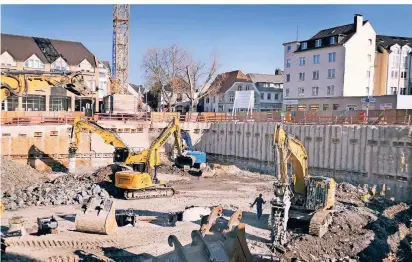  ?? RP-FOTO: ACHIM BLAZY ?? Die große Baustelle an der Ecke Düsseldorf­er Straße/Wallstraße sorgt für Ärger bei den Anwohnern.