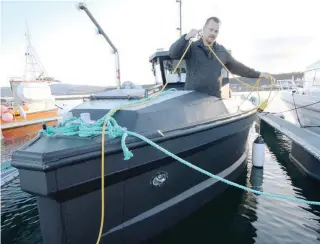  ?? (Foto: Reiulf Grønnevik) ?? SPESIALBYG­GET: – Båten har vinsj og teinehale som verktøy når oppdrettsn­aeringen gjør ulike miljøunder­søkelser, sier Solheim.