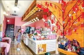  ?? HENG CHIVOAN ?? The cafe is brightly illuminate­d and filled with cheerful shades of pink, purple, blue and green.