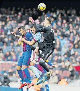  ?? FOTO: MORATA ?? Paulinho ya sabe lo que cuesta escapar de la presión del Celta 2-2 en Liga en casa