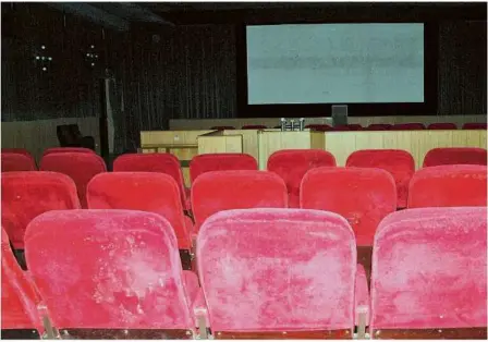  ?? Foto: Archiv/rei ?? So sah es im Lichtspiel­theater Regina nach dessen Schließung aus. Quietschro­te Sessel gab’s, aber auch Tische. Nun kommt das Kino-mobil nach Giengen.