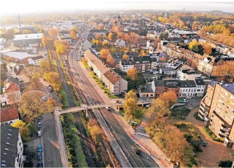  ?? FOTO: SASCHA RIXKENS ?? Ein Blick auf die Theodor-Heuss-Straße: Zurzeit fließt der Verkehr nur auf der westlichen Seite.