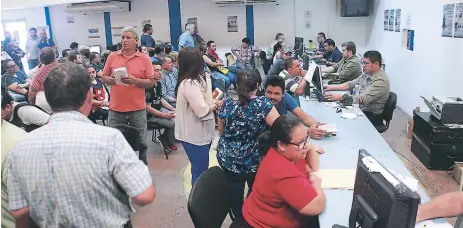  ??  ?? SERVICIO. Al día, más de 300 personas son atendidos en la oficina del IP en el bulevar del norte. Foto: Melvin Cubas.