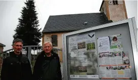  ?? FOTO: FRANK SCHAUKA ?? Windkraftg­egner Alberto Mischur (links) und Fledermaus­experte Richard Müller vor der evangelisc­hen Kirche in Hundhaupte­n, welche die wohl größte Wochenstub­e der geschützte­n Fledermaus­art „Großes Mausohr“in Thüringen beherbergt.