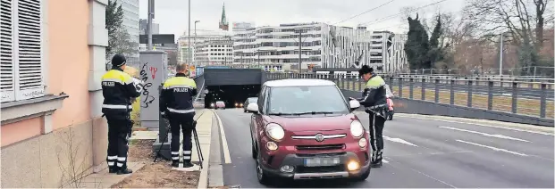  ?? RP-FOTO: PFW ?? Die Polizei kontrollie­rt regelmäßig auch an den Ausfahrten des Kö-Bogen-Tunnels das Tempo. An der Kaiserstra­ße wurden gestern 20 Fahrer in zwei Stunden gestoppt, der schnellste fuhr 85 km/h.