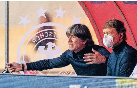  ?? FOTO: IMAGO IMAGES ?? Kann doch alles nicht wahr sein: Joachim Löw (l.) und Co-Trainer Marcus Sorg am Dienstagab­end in Sevilla.