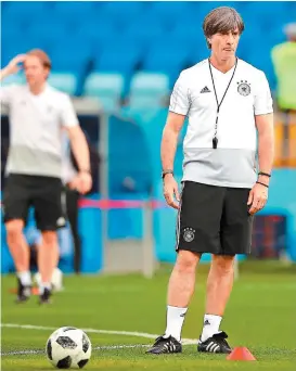  ??  ?? Joachim Löw dirige su tercera Copa del Mundo