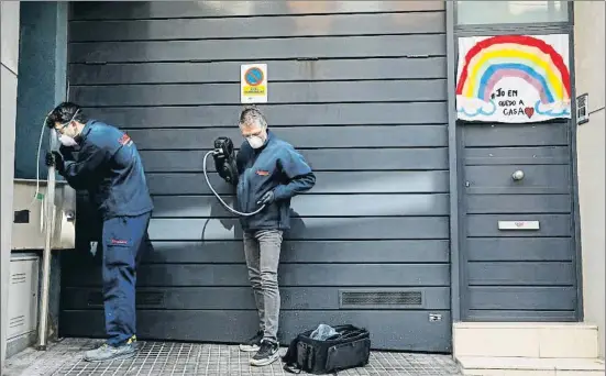  ?? ÀLEX GARCIA ?? Reparacion­es de emergencia. Dos trabajador­es atienden el pasado jueves un problema de gas en un edificio de Sant Just Desvern