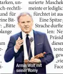  ??  ?? Armin Wolf mit seiner Romy