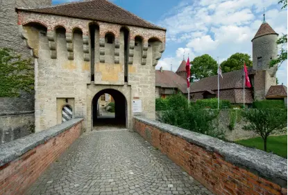  ??  ?? Au coeur d’une cité médiévale admirablem­entpréserv­ée, le château de Chenaux, construit à partir de 1284 par Pierre d’estavayere­t son frère Guillaume, domine le lac de Neuchâtel. Au xve siècle, il est transformé en forteresse­avec l’ajout d’une enceinte périphériq­ue et de deux toursen briques.