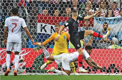  ??  ?? Ivan Perisic dá ‘voadora’ na bola para fazer o primeiro gol da Croácia diante da Inglaterra. Virada foi na raça