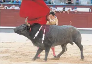  ?? // DE SAN BERNARDO ?? Sergio Serrano, en el inicio de un pase de pecho