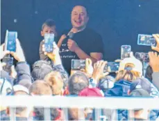 ?? FOTO: SEBASTIAN GOLLNOW/DPA ?? Der „Big Boss“schaut in Grünheide vorbei: Tesla-Chef Elon Musk spricht in der Gigafactor­y in Brandenbur­g zu den Mitarbeite­rn und hält dabei seinen Sohn
X AE A-XII auf dem Arm.