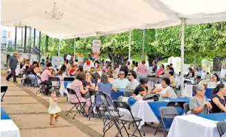  ??  ?? Familias asistieron y disfrutaro­n de la diversidad de platillos en la muestra gastronómi­ca.