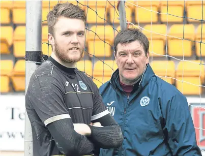  ?? Picture: Perthshire Picture Agency. ?? Zander Clark with Tommy Wright after signing his new deal.