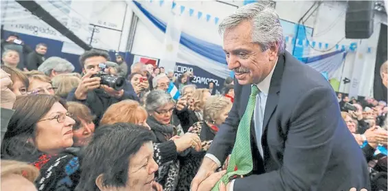  ??  ?? En Lomas de Zamora. Alberto Fernández, ayer en un acto con jubilados. Hoy tiene previsto viajar a La Rioja para reunirse con el gobernador Casas.