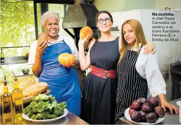  ?? TIAGO QUEIROZ/ESTADÃO ?? Na cozinha.
A chef Paola Carosella (ao centro) e as trans Karolaine Ferreira (E) e Emilly da Silva