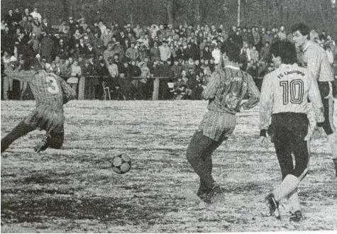  ?? Foto: Günther Hödl/Repro: Karl Aumiller ?? Kaum zu bremsen war im Landesliga-Derby der Saison 1986/87 Lauingens Angreifer Erwin Kastenmaye­r (hinten rechts). Hier erzielt er auf leicht schneebede­cktem Boden am Sonntag, 8. März, das zwischenze­itliche 3:0. Am Ende hatte der FCL in einem denkwürdig­en Derby gar mit 4:0 die Oberhand behalten.