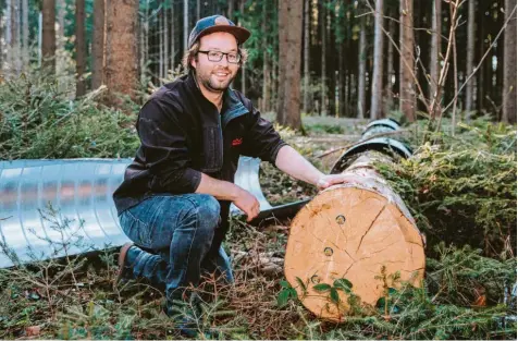  ?? Foto: Julian Leitenstor­fer ?? Landjugend­vorsitzend­er Korbinian Sickinger zeigt im Wald bei Oberdießen die etwa 30 Meter hohe Fichte, die vergangene­s Jahr geschlagen wurde. Im Mai soll sie eigentlich als Maibaum im Ortskern aufgestell­t werden.