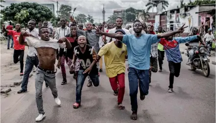  ??  ?? Photo ci-dessous : Des jeunes défilent dans les rues de Kinshasa, capitale de la République démocratiq­ue du Congo, lors de l’élection présidenti­elle de décembre 2018. Alors que le pays n’a pas effectué de recensemen­t depuis 1984, le flou règne sur les chiffres de la population réelle, compliquan­t d’autant plus les processus électoraux. Parallèlem­ent, si le pays possède aujourd’hui l’un des plus forts taux de croissance démographi­que au monde, la RDC ne pourra espérer développer son économie et profiter du dividende démographi­que sans une nécessaire transition démographi­que, grâce notamment à la « révolution contracept­ive » sur laquelle le pays accuse actuelleme­nt un grand retard. (© AFP/
Luis Tato)