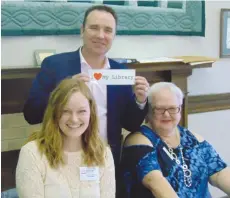  ??  ?? Mayor Fraser Tolmie with Janice Lamb and Jan Smith.