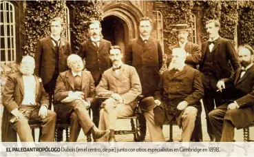  ??  ?? EL PALEOANTRO­PÓLOGO Dubois (en el centro, de pie) junto con otros especialis­tas en Cambridge en 1898.