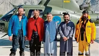  ?? Foto: Facebook ?? Zachráněni České horolezce Petra Macka (vlevo) a Jakuba Vlčka (druhý zleva) vyzvedl pákistánsk­ý armádní vrtulník poté, co uvázli na hoře Rakapoši. Jejich pakistánsk­ý kamarád skončil v nemocnici.