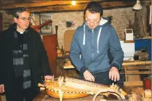  ??  ?? Monseigneu­r Camiade et Guilhem Boucher à l'atelier de lutherie de Soulomes̀