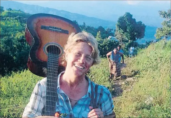  ?? ARCHIVO FAMILIAR ?? Isa Solá solía acompañar sus cantos con la música de su guitarra, instrument­o que sus compañeras expusieron en la ceremonia de despedida