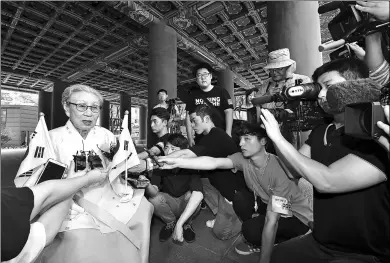  ?? JUNG YEON-JE / AGENCE FRANCE-PRESSE ?? Kim Bok-Dong, who was forced to serve as a sex slave for Japanese troops during World War II, speaks to the media after a bell-ringing event in Seoul on Monday.