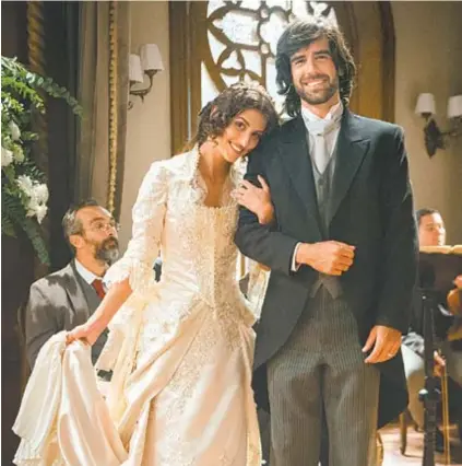  ?? RAQUEL CUNHA/TV GLOBO ?? Marcos Pitombo com Anaju Dorigon, a Cecília: ela vê o “espírito” da mãe de Rômulo na novela das seis